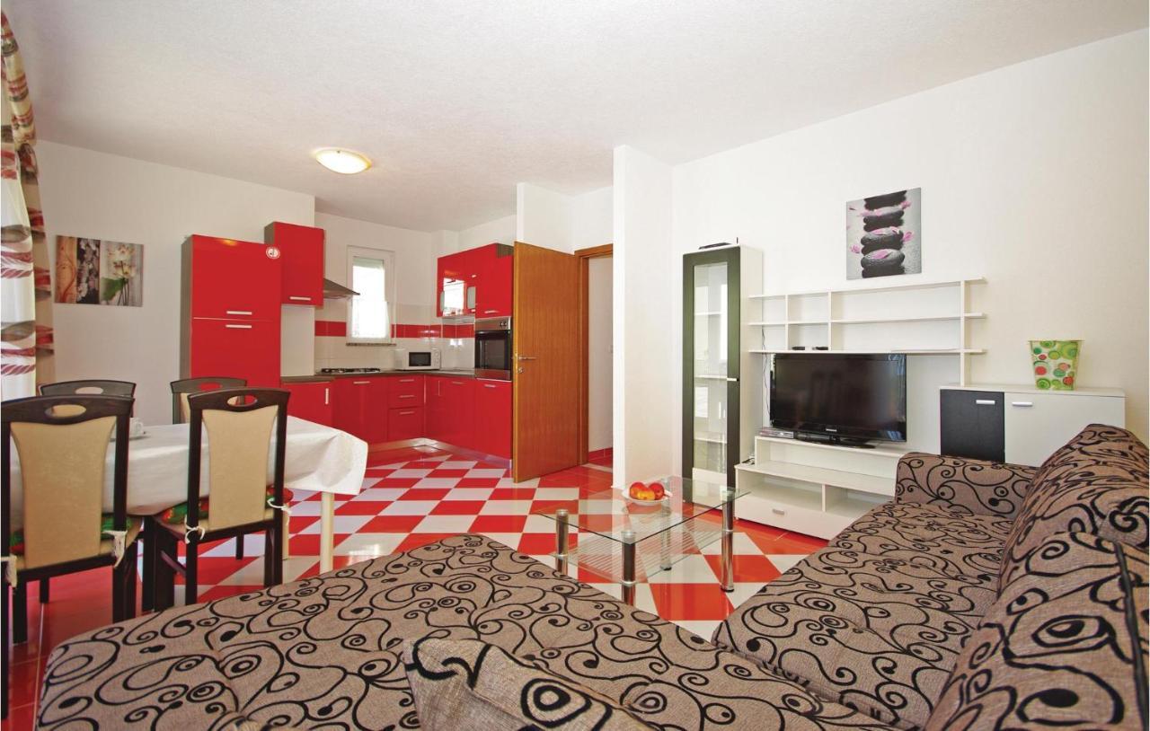1 Bedroom Lovely In Apartment *