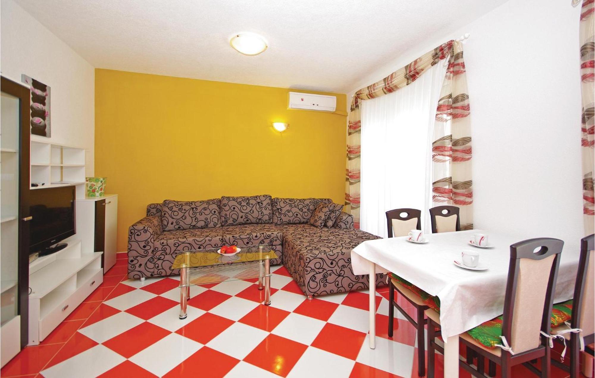 1 Bedroom Lovely In Apartment *