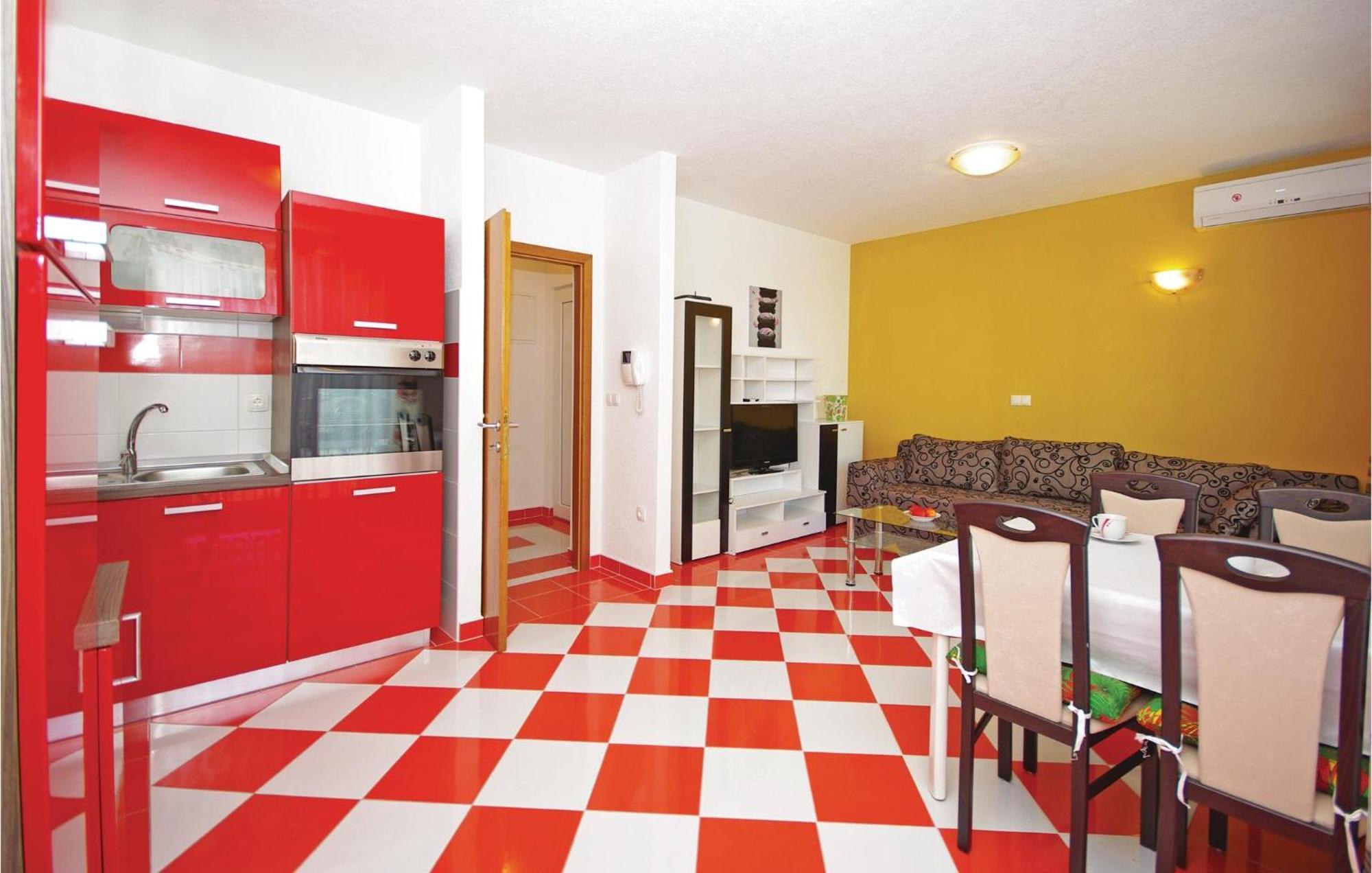 1 Bedroom Lovely In Makarska